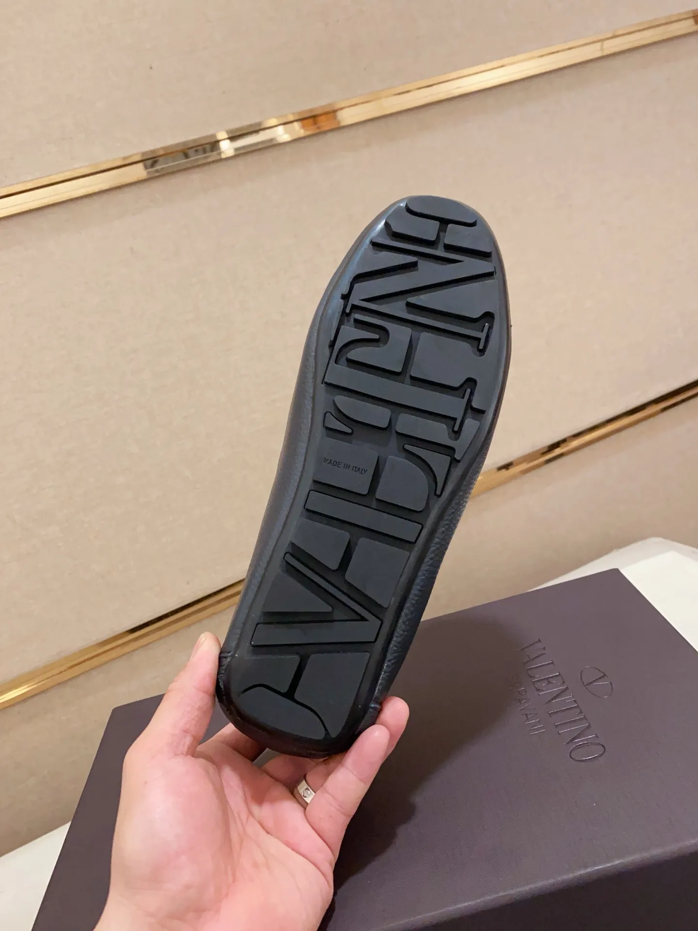 Men's shoes💰: 680💰VALENTINO, made of imported cowhide with imported water-dyed cowhide lining, iconic hardware and iconic wear-resistant outsole. 38-44. 45 VALENTINO packaging can be customized to enjoy the brand’s iconic product packaging